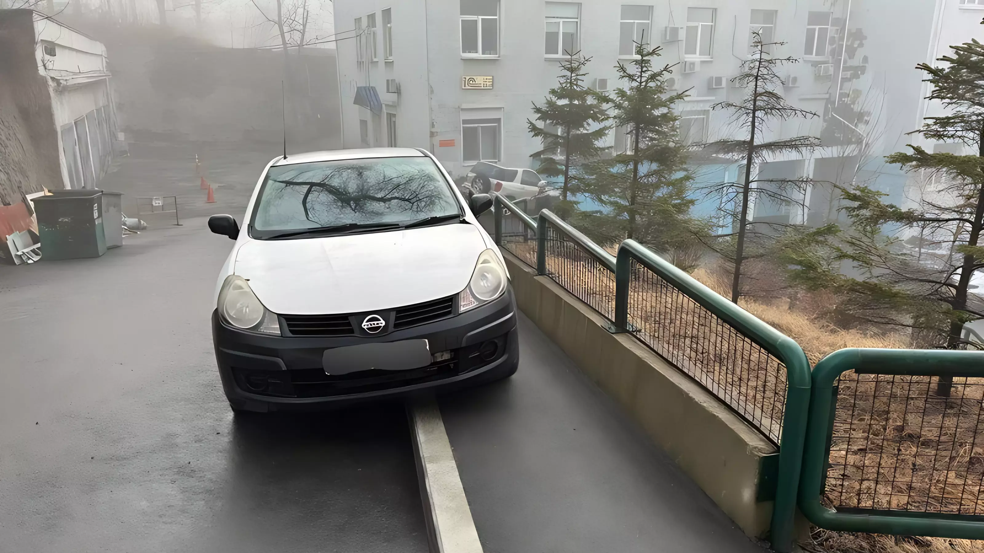 Автомобиль перегородил тротуар и часть улицы в центре Владивостока